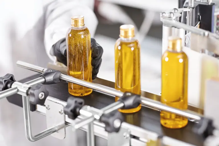 Botellas de aceite en una línea de producción