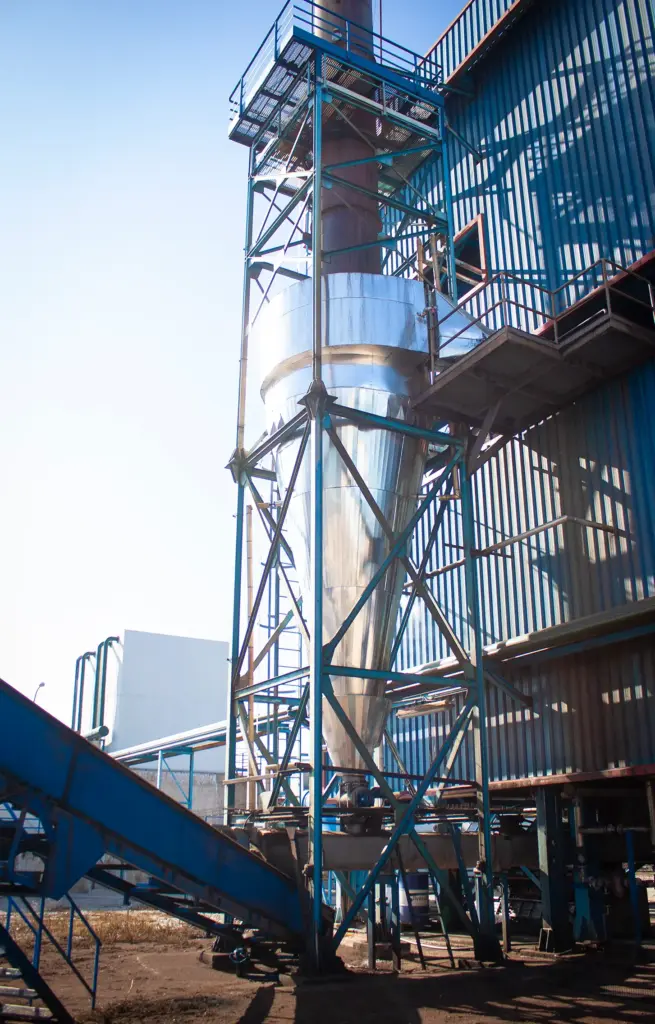 Estructura metálica exterior con equipos industriales