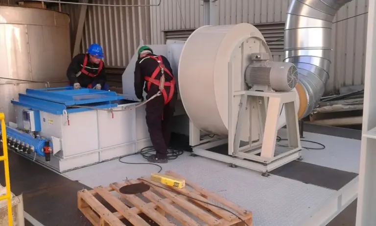 Operarios instalando filtro piquera