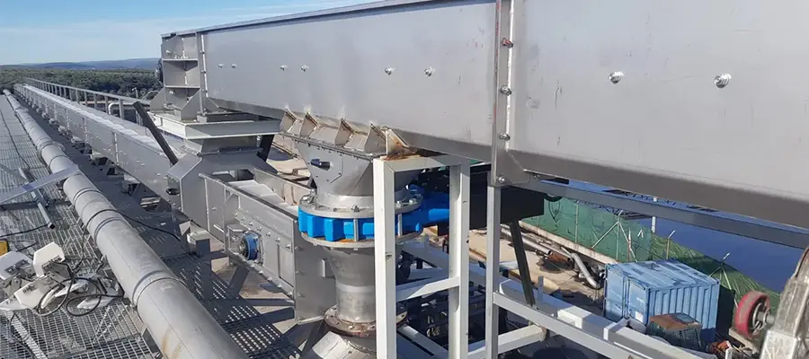 Transportador industrial instalado sobre una estructura metálica